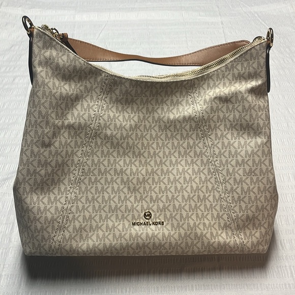 Michaell Kors signature shoulder bag- cream background with gray-ish MK’s. - Picture 2 of 16